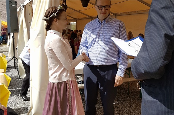 Dorfpfarrer Christof mit seiner Ehefrau Anika.