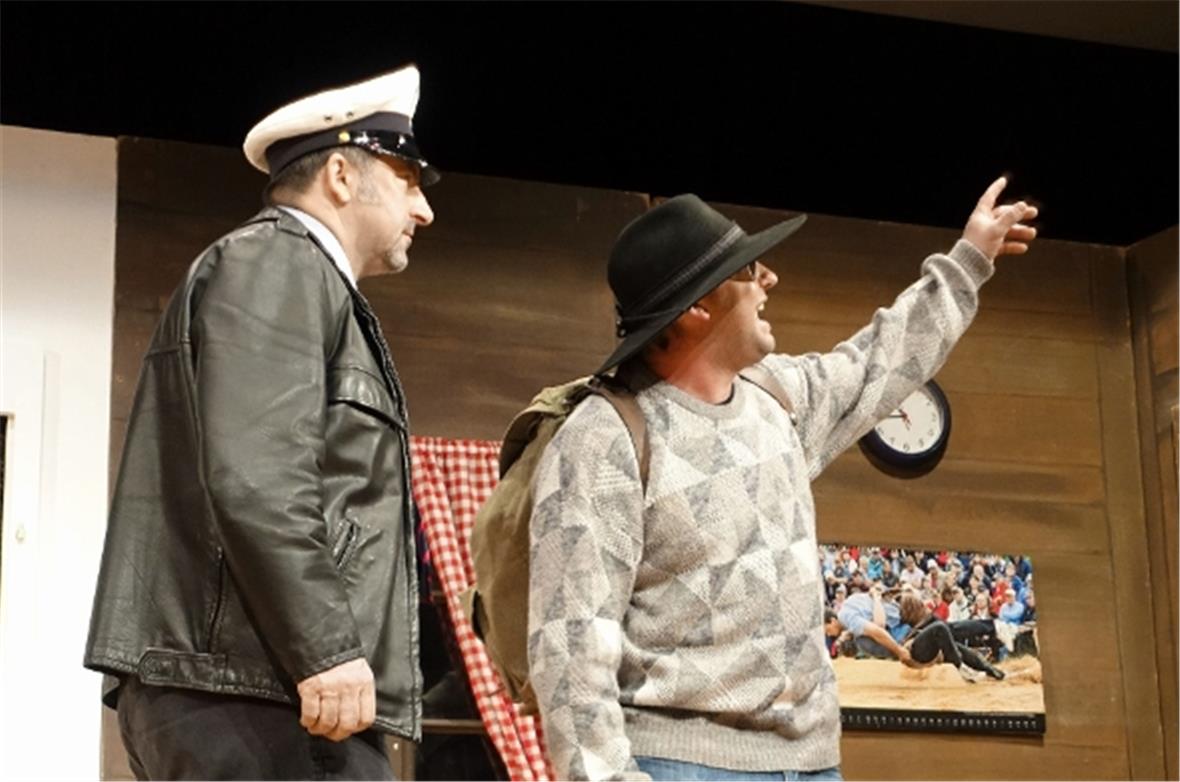 Dorfpolizist Löffel (Bruno Kohli) lässt sich von Metzgermeisters Junior Mike (Ha...