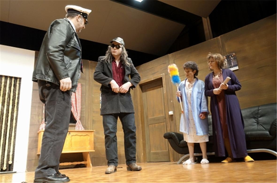 Dorfpolizist Löffel (Bruno Kohli) staunt zusammen mit Metzgersfrau Rita (Pia Per...