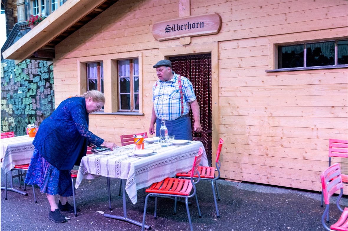 Dori (Alma Blaser) und Bänz (Helmut Künzler), stehen Fränzi und Hans sehr nahe.