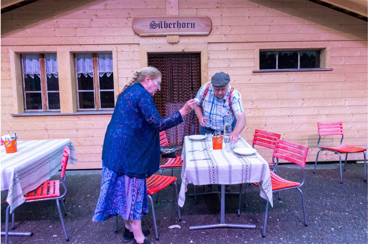 Dori (Alma Blaser) und Bänz (Helmut Künzler), stehen Fränzi und Hans sehr nahe.