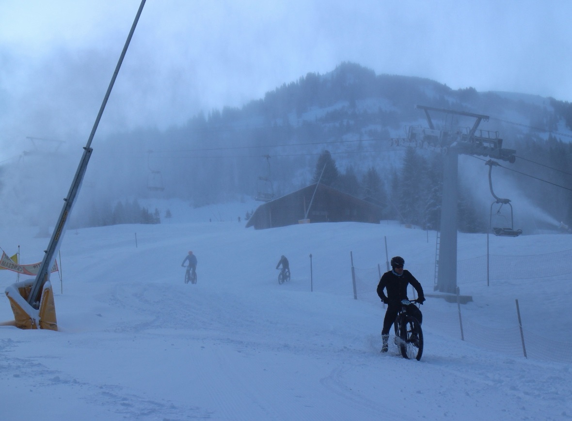 Downhill vor dem Träumli. Ein crazy Traum, der den Bikern in klirrender Kälte gr...