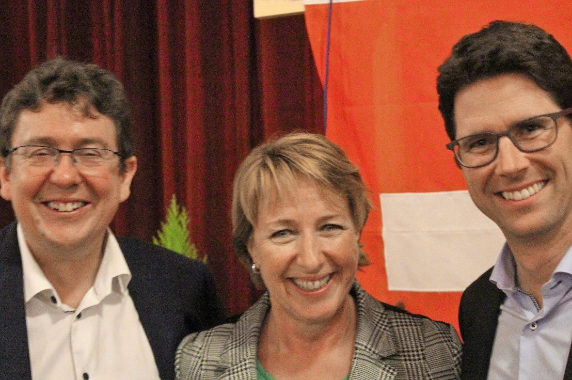 Dr. Albert Rösti, Präsident der SVP Schweiz, Barbara Josi, Gemeinderatspräsidentin Wimmis, und Grossrat Lars Guggisberg.