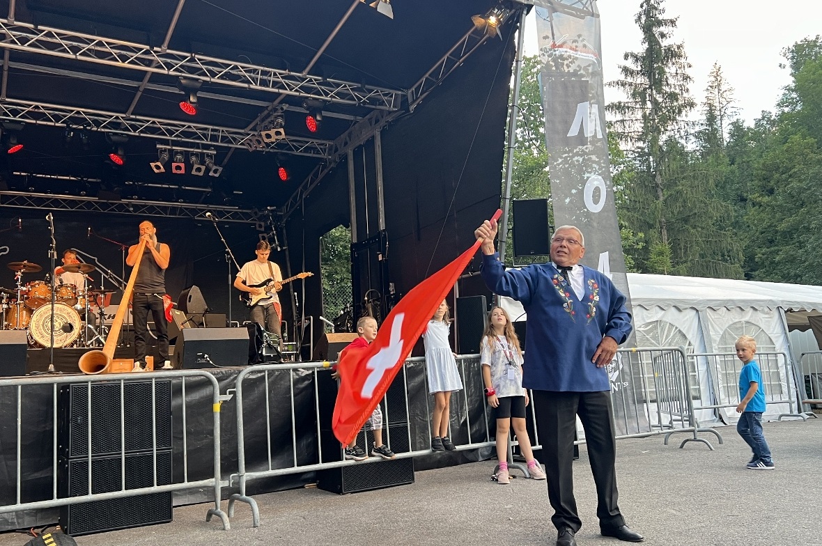 Dr Eidgenoss alias Urs Fischer jun. und Vater Urs Fischer sen. eröffnen den Länd...