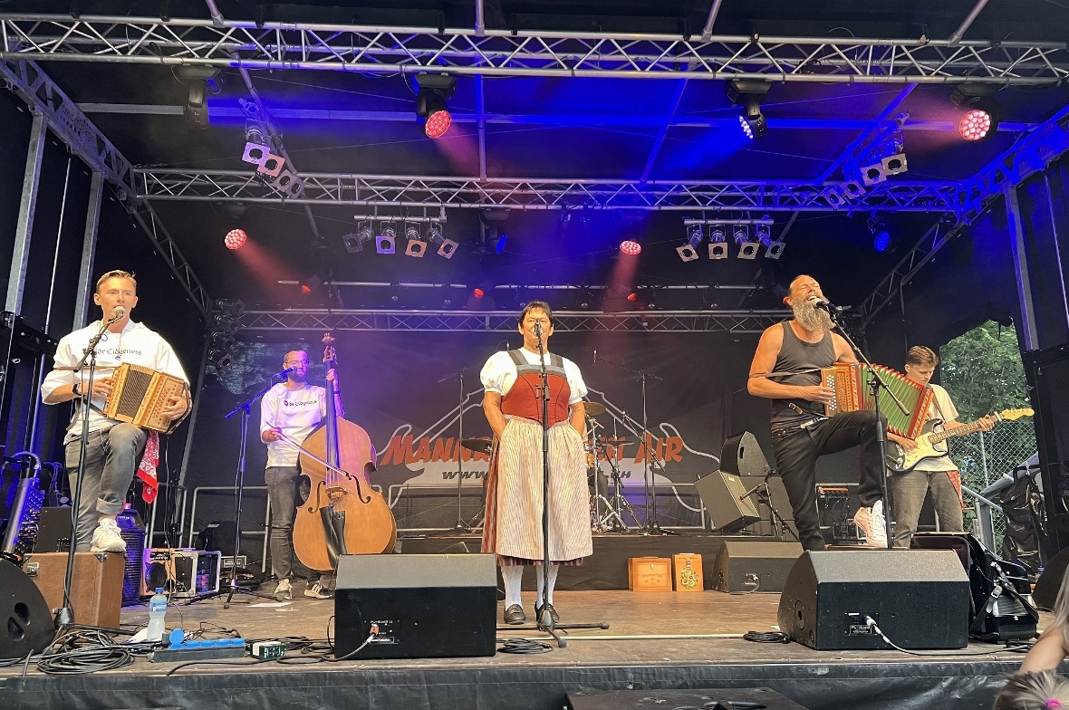 Dr Eidgenoss mit Mutter Maria und seiner Band sorgten vom ersten Ton an für Stim...