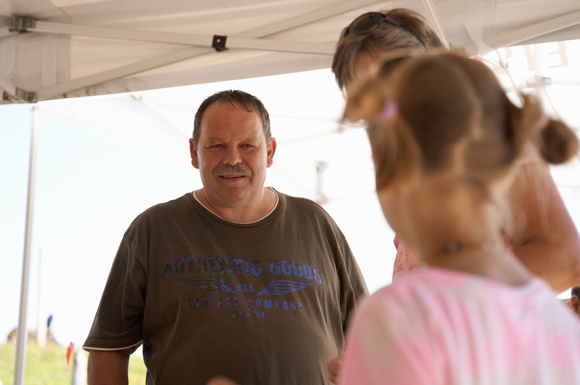 Drachen-Experte Urs Reusser leitete erneut das Drachenbasteln.