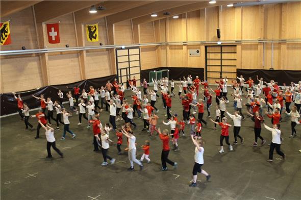 Draussen tobt der Schneesturm und in der Simmental Arena wird die grösste Turnstunde der Schweiz geturnt. Fantastische 146 sammeln Bewegungsminuten.