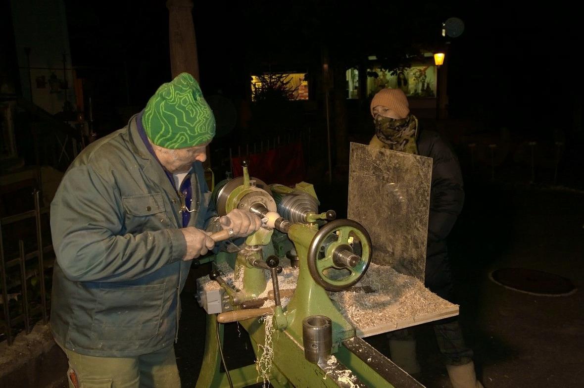 Drechsler Peter Trummer bei der Arbeit.