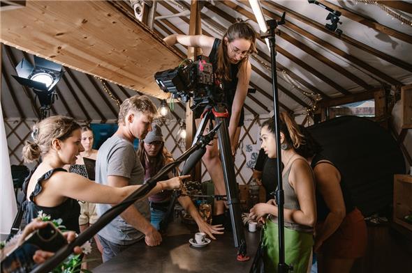 Dreharbeiten zum Film «Fremde Heimat» in der Jurte vom Forellensee in Zweisimmen: Filme machen ist mit viel Arbeit und Koordination verbunden – damit das Servieren eines Kaffees auf dem Tresen stimmig mit den restlichen Szenen zusammenpasst, muss auf jedes Detail geachtet werden.