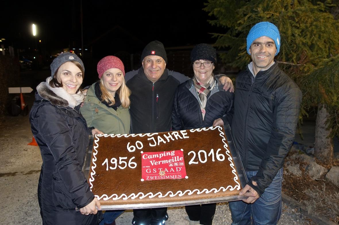 Drei Generationen: Miriam mit Tochter Joëlle, Godi und Christiane Griessen und Patrick Griessen mit dem grossen Lebkuchen, der an die Gäste verteilt wurde.