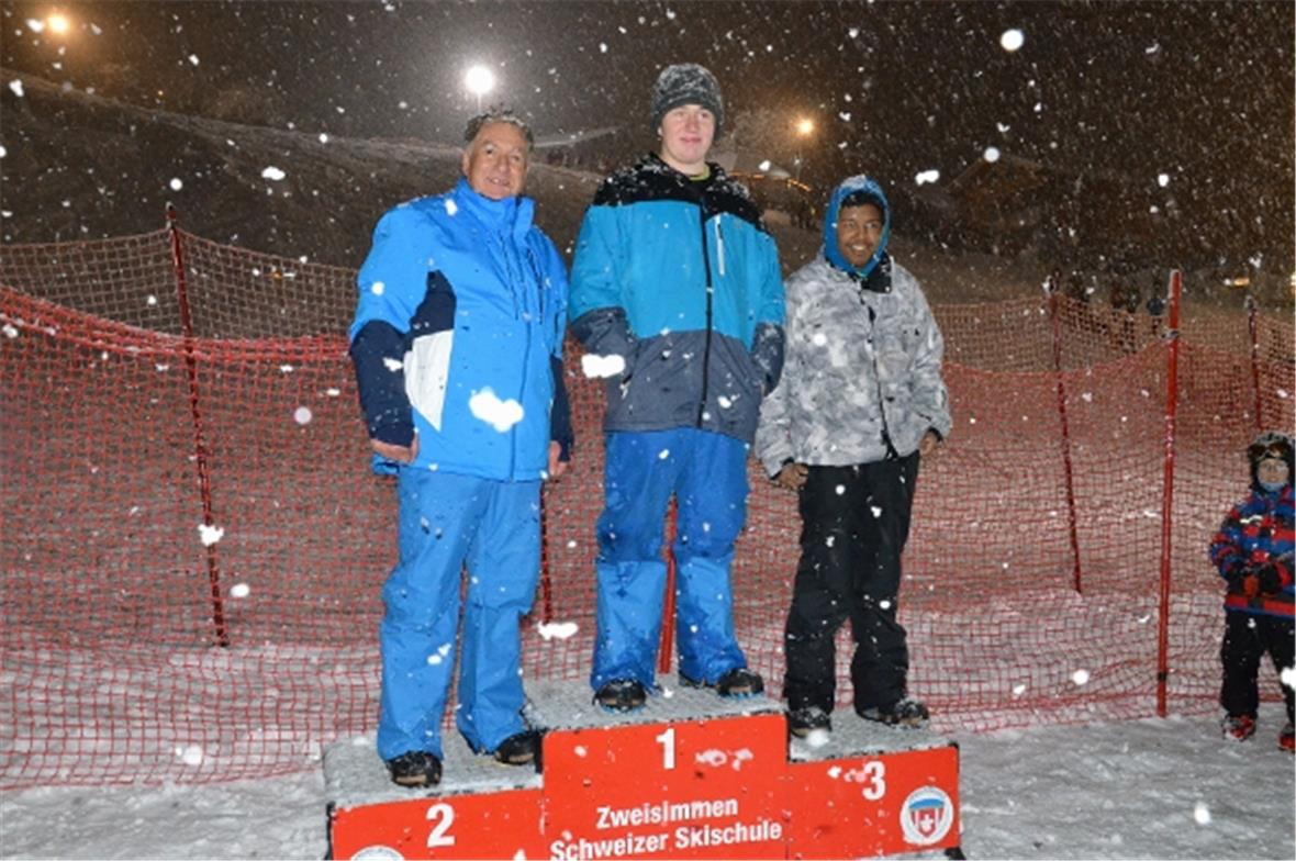 Drei Thuner Rennrodler auf dem Podest. Von links Hans Furer, Sieger Florian Bürk...