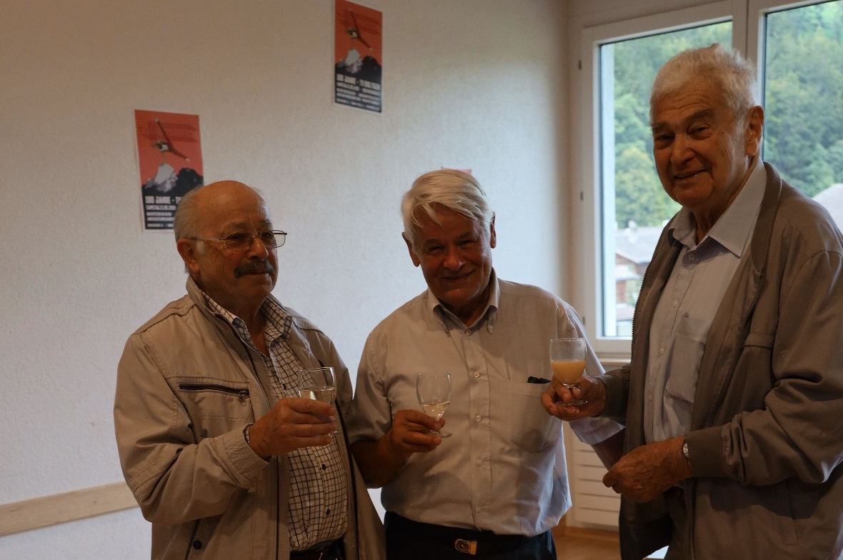 Drei Turnvereins-Veteranen: In der Mitte Hans Schumacher, ehemaliger Turner des ...