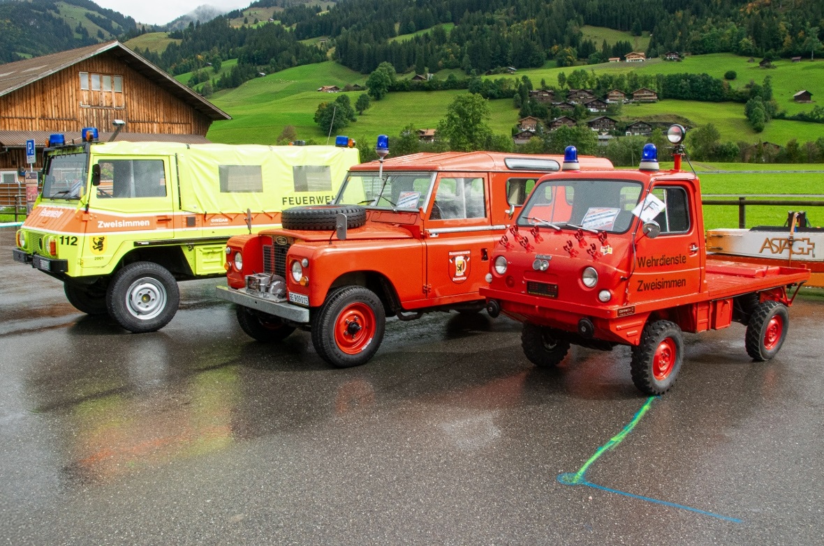 Drei historische Fahrzeuge der Feuerwehr Zweisimmen.