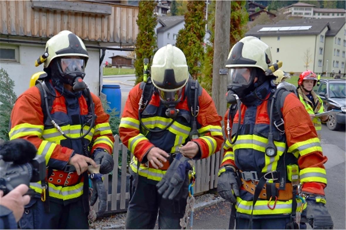 Drei junge Atemschutz-Geräteträger, beobachtet von Kursleiter Otto Tritten (hinten rechts) bereiten sich auf einen Übungs-Einsatz vor.