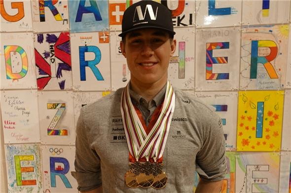 Dreimal Gold an der Junioren-SM und dreimal Silber an der Junioren-WM für Franjo von Allmen – die Schule Boltigen gratulierte mit tollen Zeichnungen.