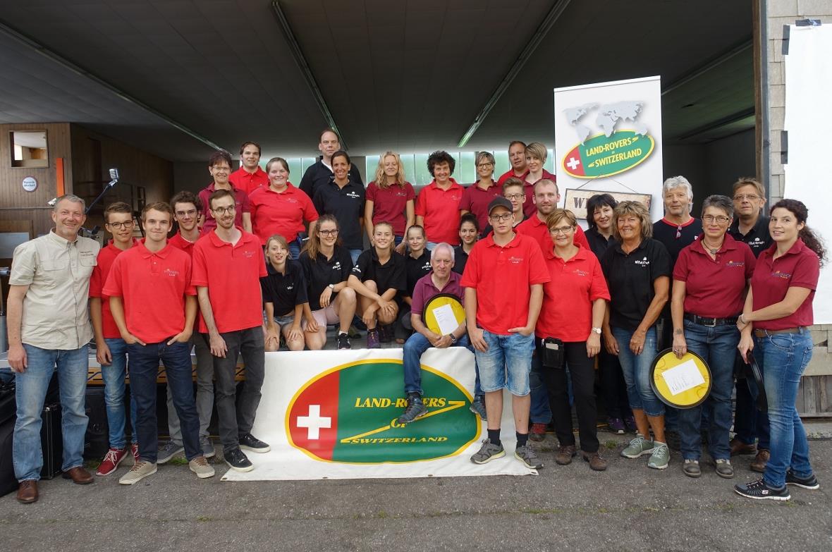 Dreissig Einheimische standen unter der Leitung von Oliver Zolin (links) im Eins...