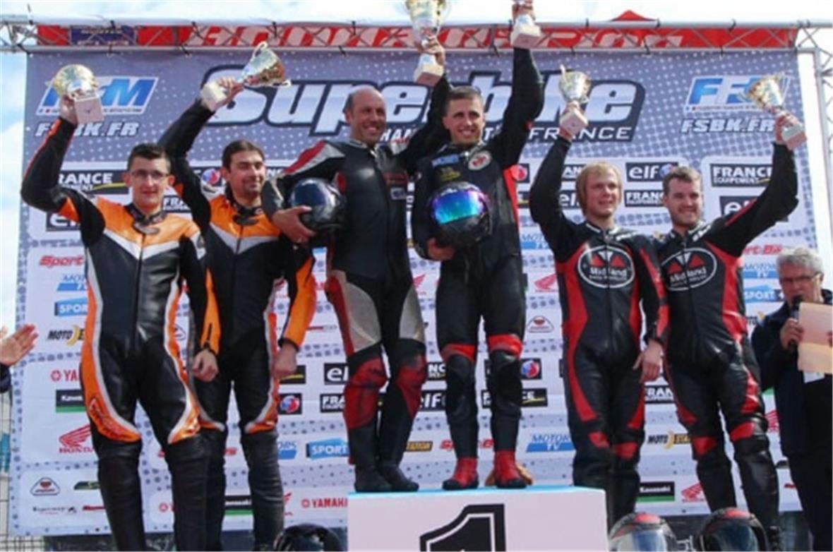 Dritter Rang für Lukas Wyssen und Thomas Zurbrügg (Team rechts) beim sonntäglichen Seitenwagenrennen in Carole und damit der erste Podestplatz bei den französischen Meisterschaften der beiden.