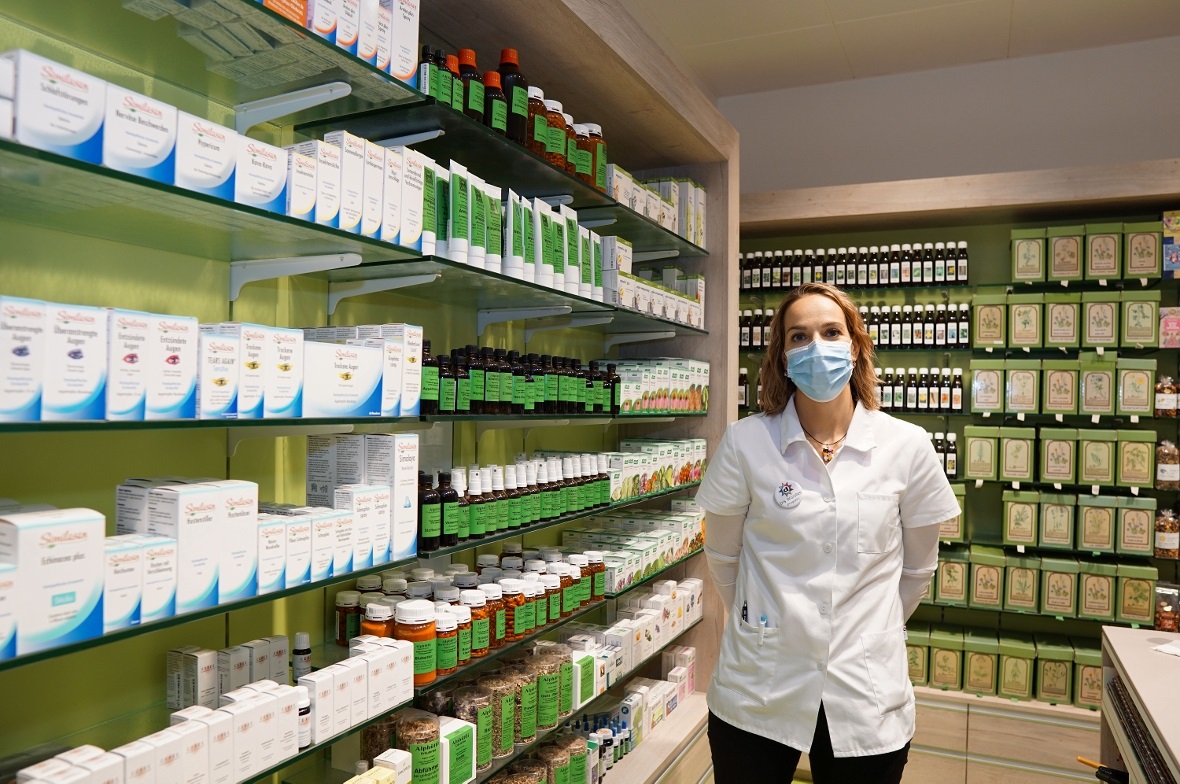 Drogistin Iris Würsten von der Pedro Drogerie, Zweisimmen.