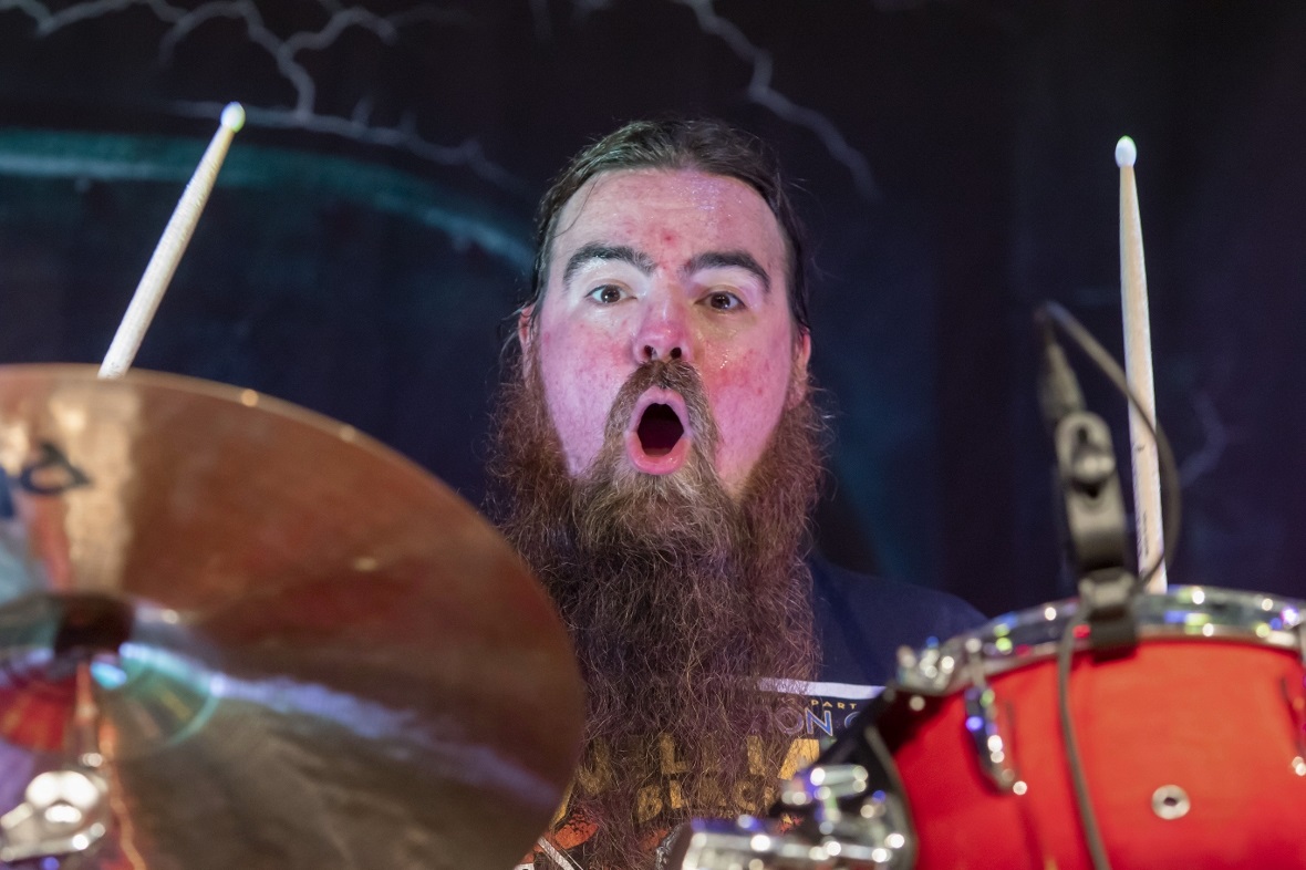 Drummer Martin McNee sang lauthals mit.