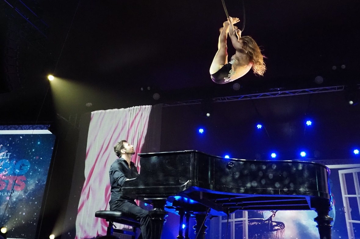 Duo9Art, Zirkusartistin Alexane und ihr Partner Jérémy, ebenfalls professionelle...