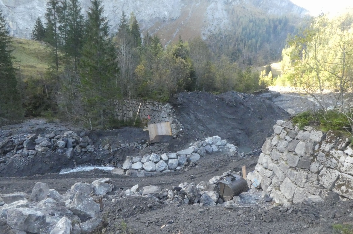 Durch das Hochwasser niedergerissene Schwappsperre im Rezliberg, Beginn Wiederau...