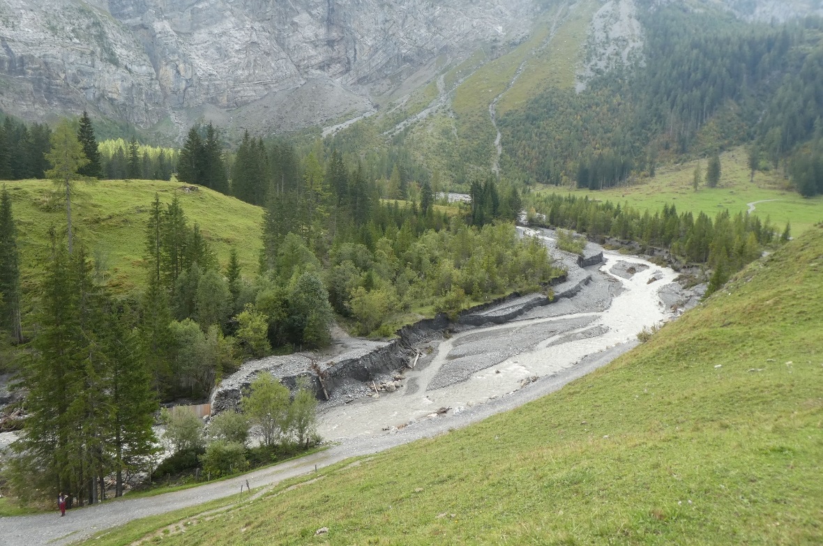 Durch das Hochwasser niedergerissene Schwappsperre im Rezliberg