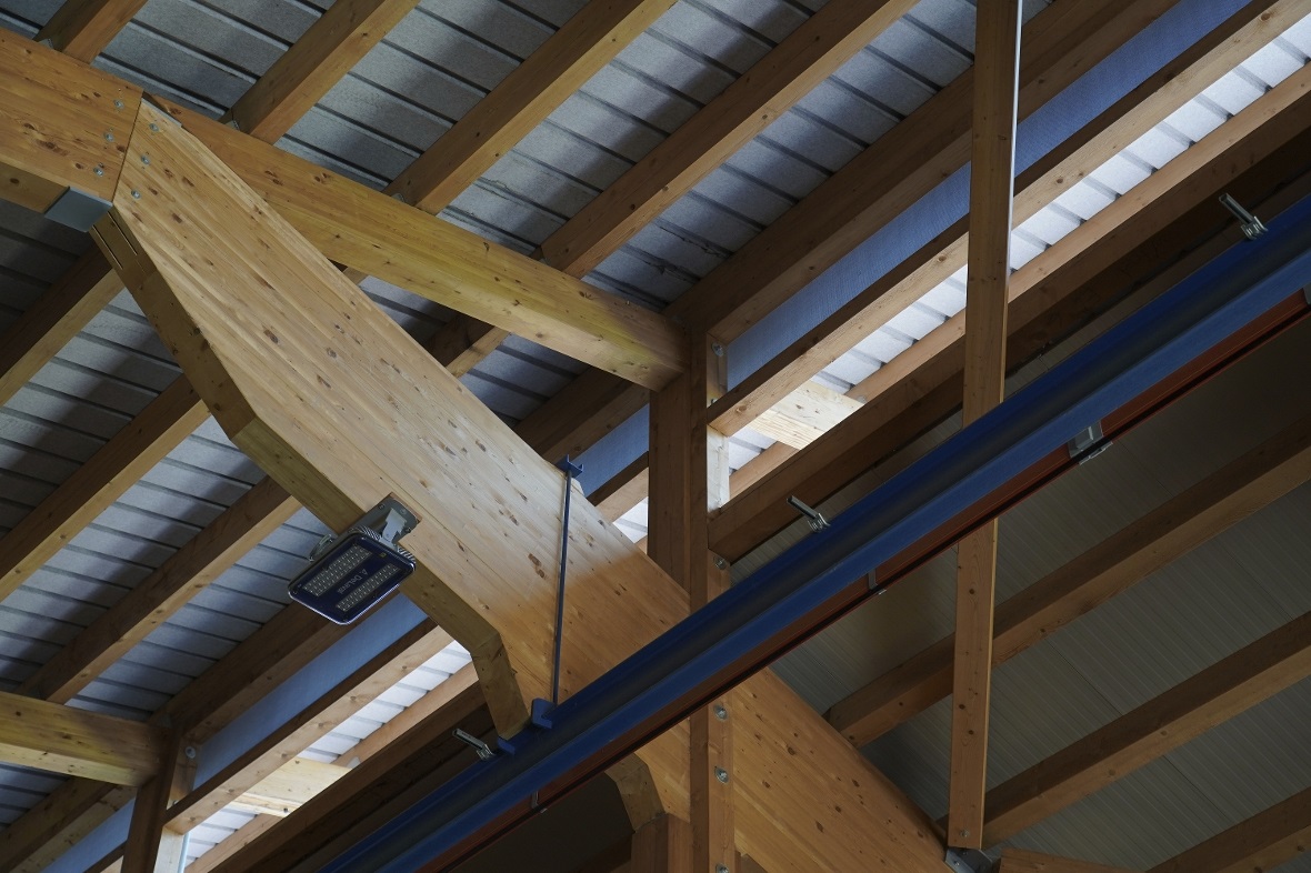 Durch das gestufte Dach gibt es immer frische Luft im neuen Stall.