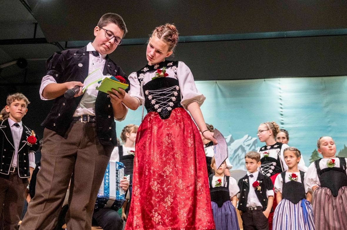 Durchs Programm führten Dario und Leonie.