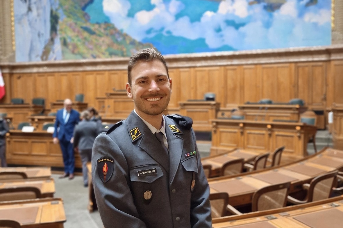 Durfte die Glückwünsche von Bundesrat Pfister entgegennehmen: Joscha Burkhalter im Bundeshaus in Bern.