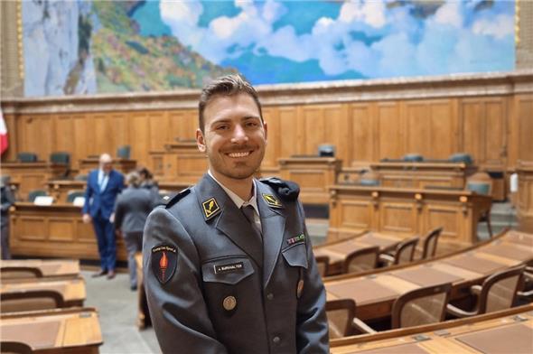 Durfte die Glückwünsche von Bundesrat Pfister entgegennehmen: Joscha Burkhalter im Bundeshaus in Bern.