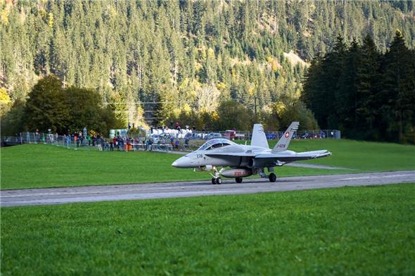 Dutzende Schaulustige versammelten sich an beiden Enden der Startbahn, um die F/A-18 beim Start und bei der Landung zu sehen.