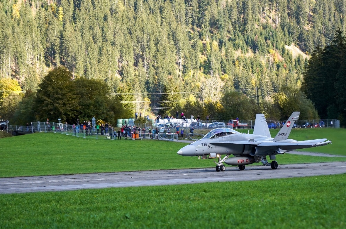 Dutzende Schaulustige versammelten sich an beiden Enden der Startbahn, um die F/...