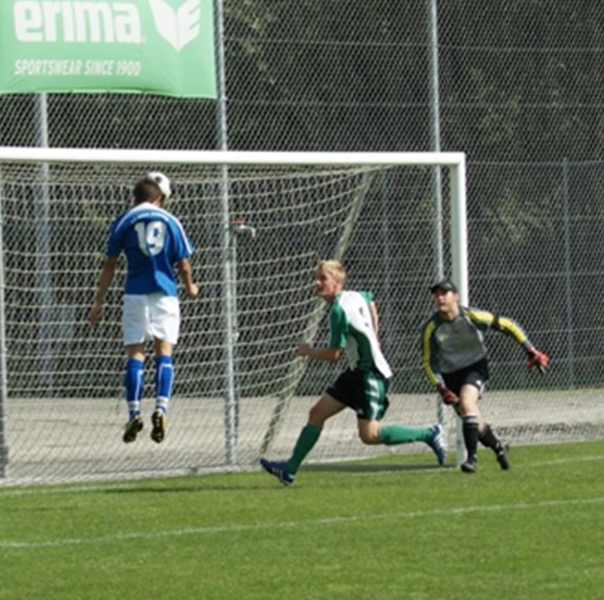 Dzevit Adili mit dem Kopfball zum 1:0.