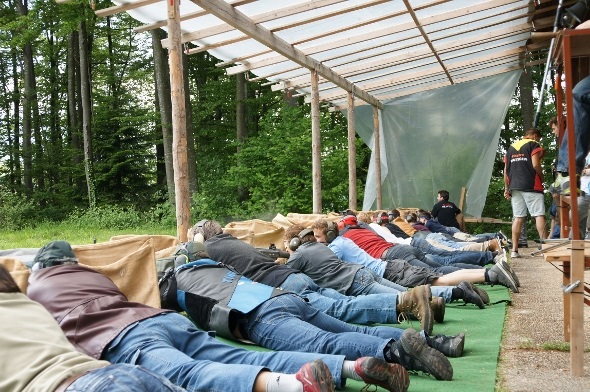 Echte Feldschiessen Atmosphäre in Krattigen: Das provisorisch errichtete Plastikdach wurde dank dem schönen Wetter dieses Jahr nicht benötigt.