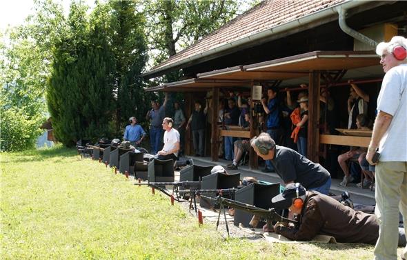 Echte Feldschiessenatmosphäre wie im letzten Jahr auf dem Schiessplatz Losen-egg/Eriz wird auch dieses Jahr überall diesen traditionellen Anlass prägen: Schützenkameraden betreuen die Aktiven beim Wettkampf und stehen mit Rat und Tat zur Seite.