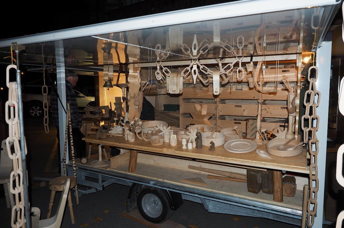 Edelweiss schnitzen mit Teuschers und Präsentation von Holzwerkzeugen.