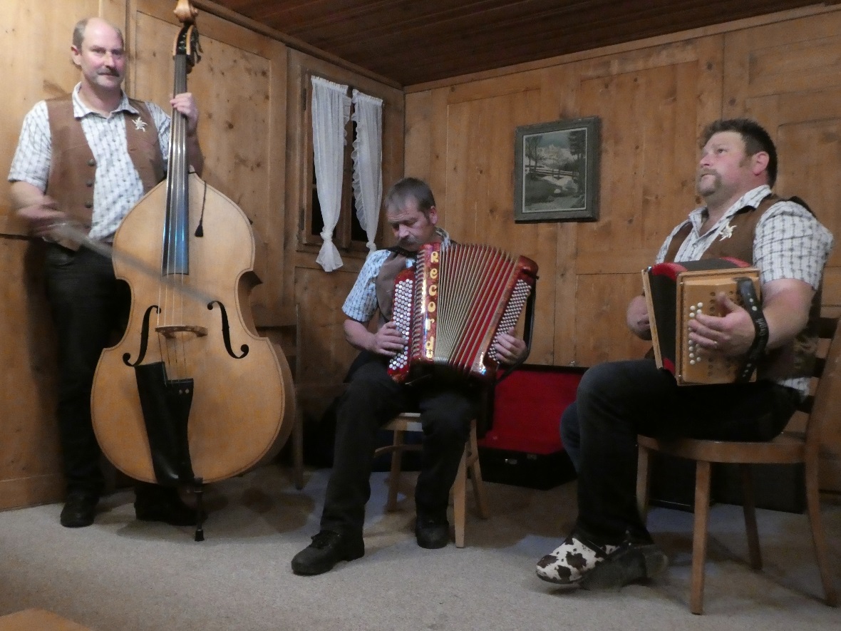 Edelwyss Buebe Diemtigtal unterhalten mit lüpfiger Musik.