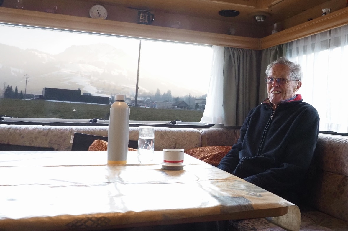 Seit über 50 Jahren treuer Feriengast auf dem Camping Vermeille in Zweisimmen Edi Blatter in seinem Wohnwagen in Zweisimmen.