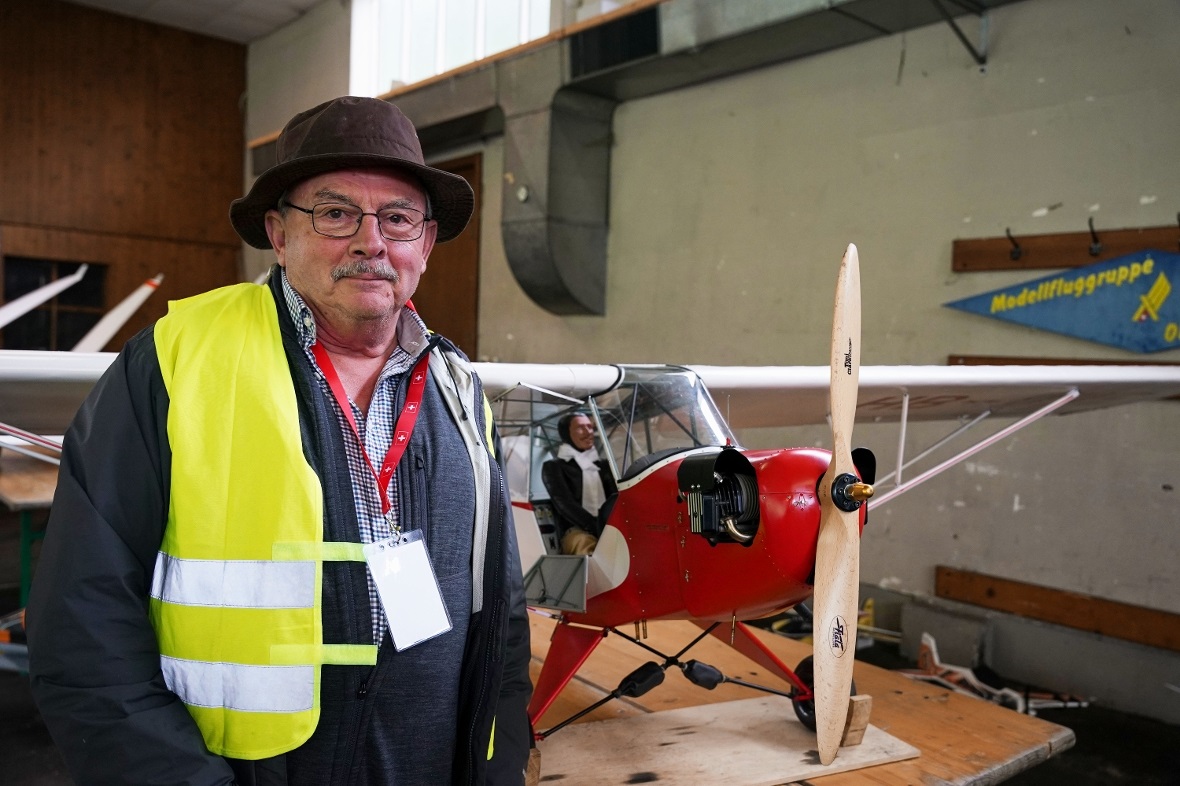 Eduard Wymann mit einer seiner Modelle.