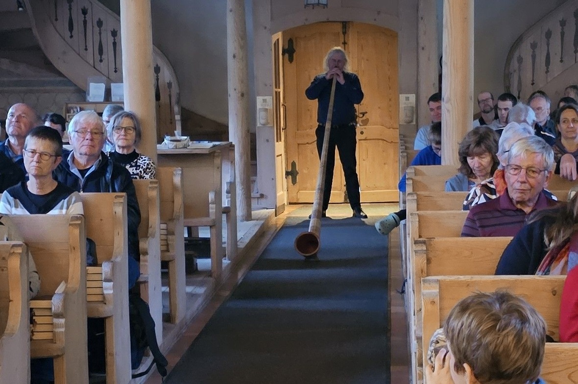 Klassik und Jazz in Erlenbach Effektvoll stiess der einheimische Alphorn-Solist und Komponist Mike Maurer zum Benefiz-Konzert des Quintetts «Branimir Slokar & Freunde» in der Erlenbacher Kirche hinzu.