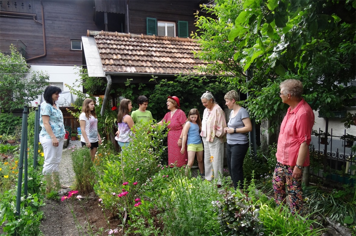 Ehemaliges Eröffnungs-Apéro mit Gartenbesichtigung.