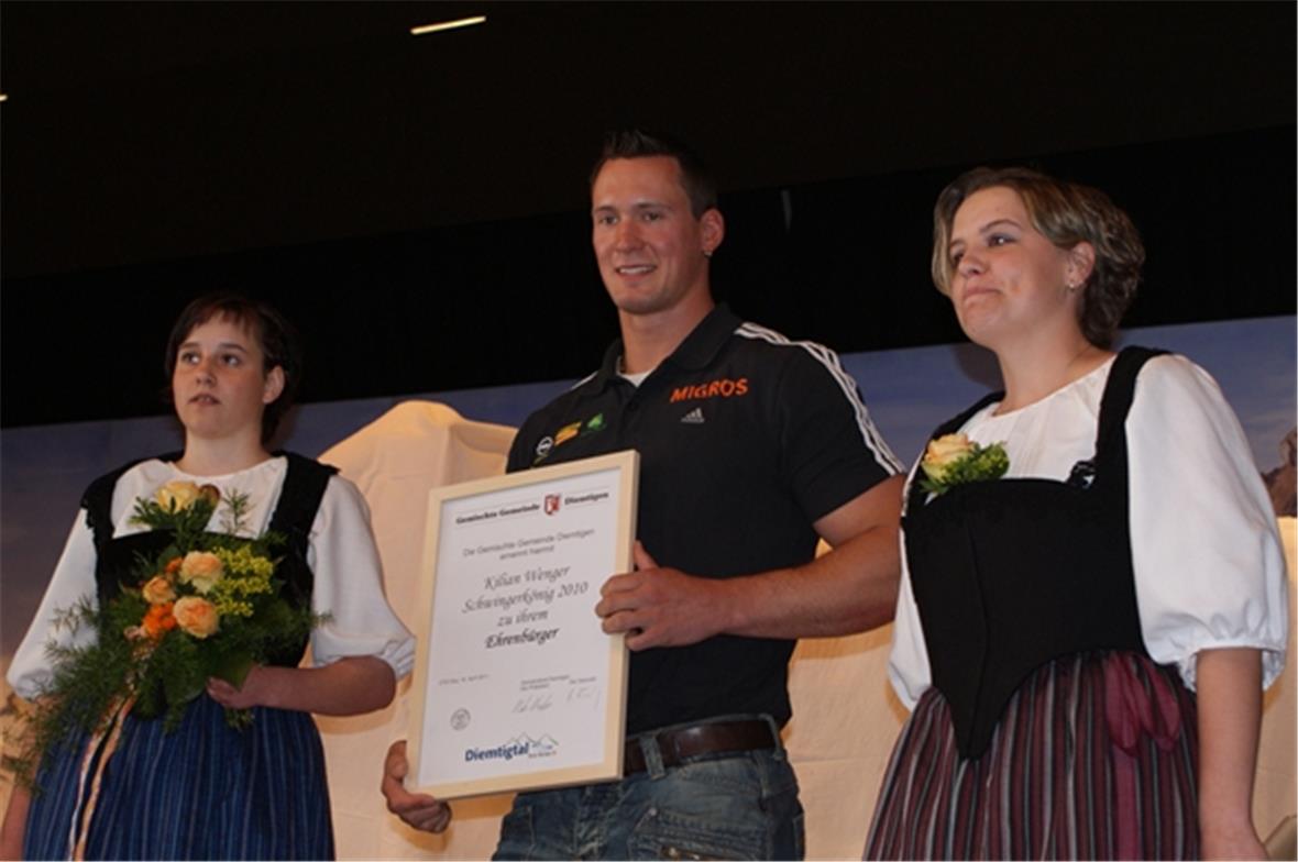 Ehrenbürger Kilian Wenger mit Urkunde und den Ehrendamen Nina Knutti und Beatric...