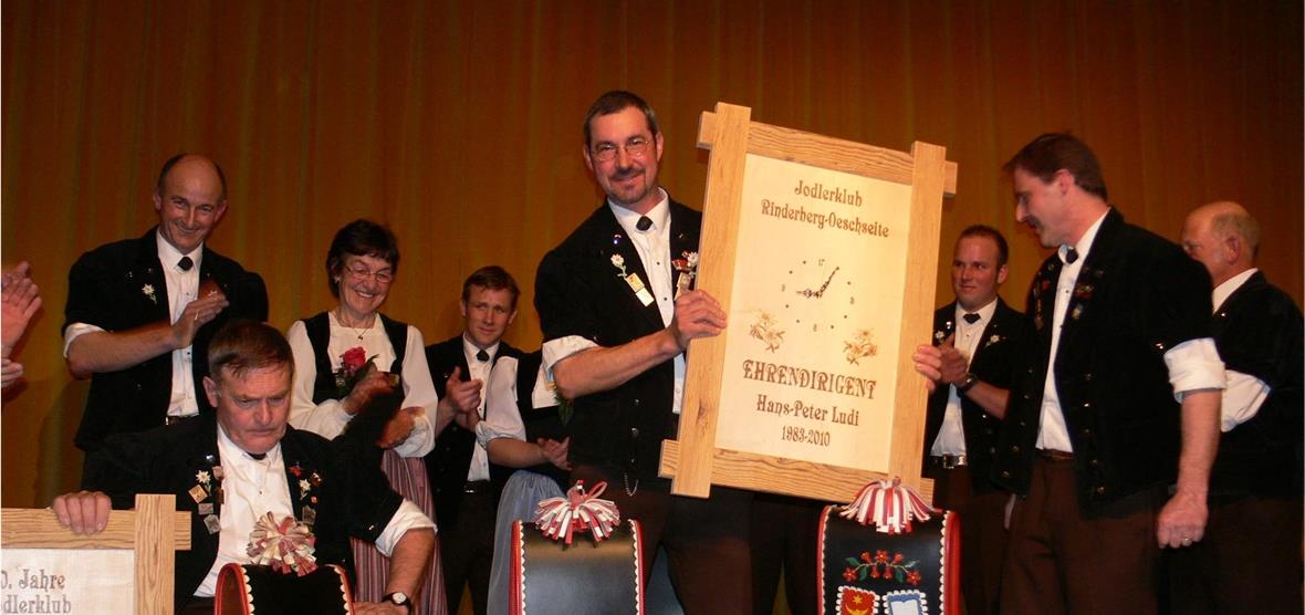 Lebensmittelkontrolle in Bünzlis Lädeli Ehrendirigent nach 27 Jahren Chorleitung. Hanspeter Ludi wird sich beim Blick auf die Uhr in der Ehrentafel stets an die schönen Stunden in Jodlerkreisen erinnern.