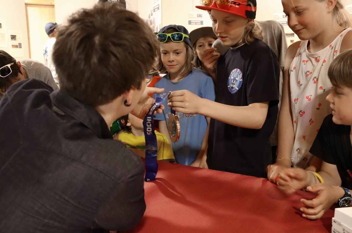 Ehrfürchtig begutachteten die Kinder die Olympiamedaille von Angela Frautschi, d...