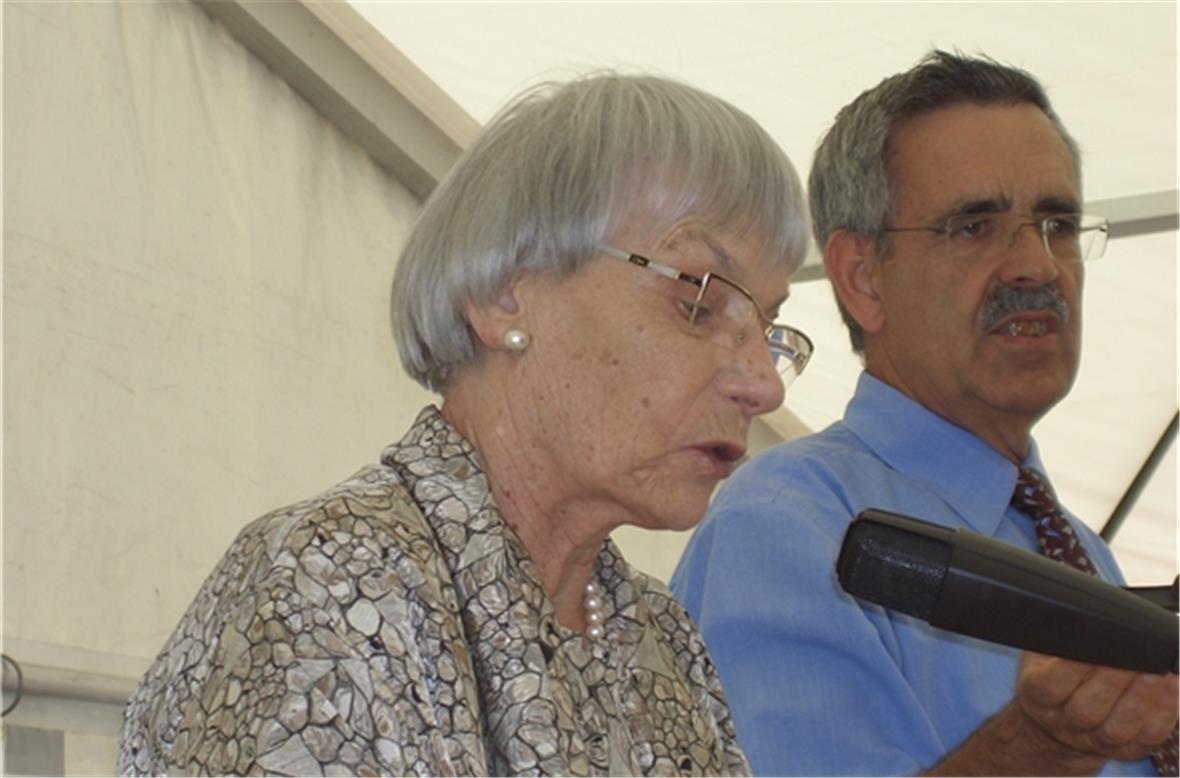 Ehrung Nr. 1: Die rüstige Vreni Mumenthaler verdankte die Ehrung durch Gemeindepräsident Hans Laubscher mit fester Stimme.