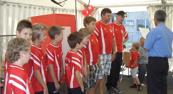 Ehrung Nr. 2: Die D-Junioren des Rollhockey Clubs Wimmis und ihre Trainer Beat Meier und Marco Ries wurden für den Gewinn des Vizemeistertitels ausgezeichnet.