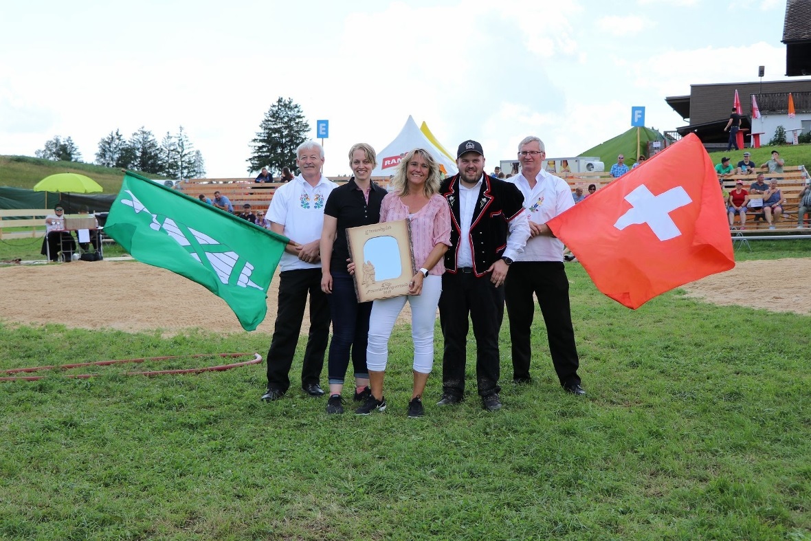 Ehrung v.l.n.r. Astrid Scherzinger, Fränzi Schad (-Lacher) mit Präsident Beyeler...