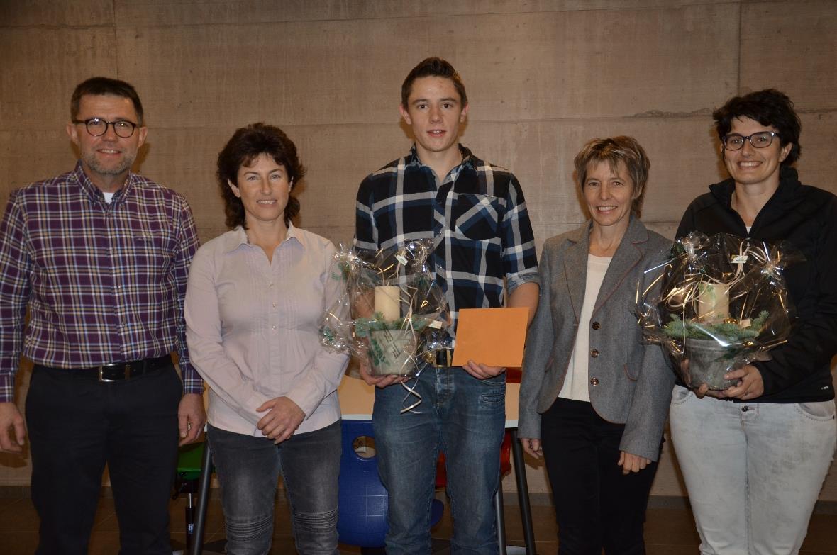 Ehrungen verdienstvoller Gemeindebürger haben an der Herbst-Gemeindeversammlung Tradition. Von links: Gemeindepräsident Albin Buchs und Gemeinderätin Pia Perren gratulierten Landwirt Ueli Stalder zum Lehrabschluss mit 5,3 und Amtskollegin Monika Krieg verabschiedete Schulleiterin Petra Krebs.