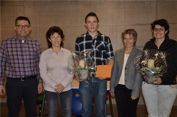 Ehrungen verdienstvoller Gemeindebürger haben an der Herbst-Gemeindeversammlung Tradition. Von links: Gemeindepräsident Albin Buchs und Gemeinderätin Pia Perren gratulierten Landwirt Ueli Stalder zum Lehrabschluss mit 5,3 und Amtskollegin Monika Krieg verabschiedete Schulleiterin Petra Krebs.