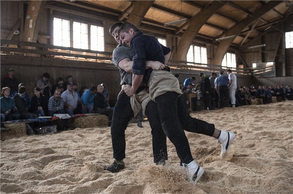 Eidgenosse Patrick Schenk aus Wasen im Zweikampf gegen Andreas Schletti aus St. Stephan (rechts).